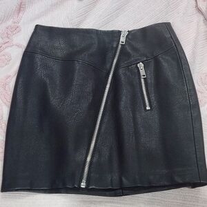 Stradivarius skirt; Faux leather; zip up